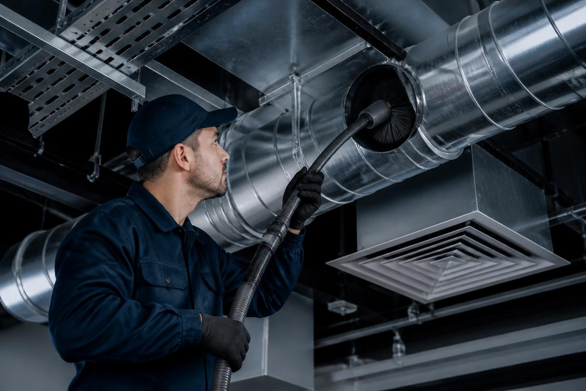 Conduit de ventilation en cours de nettoyage